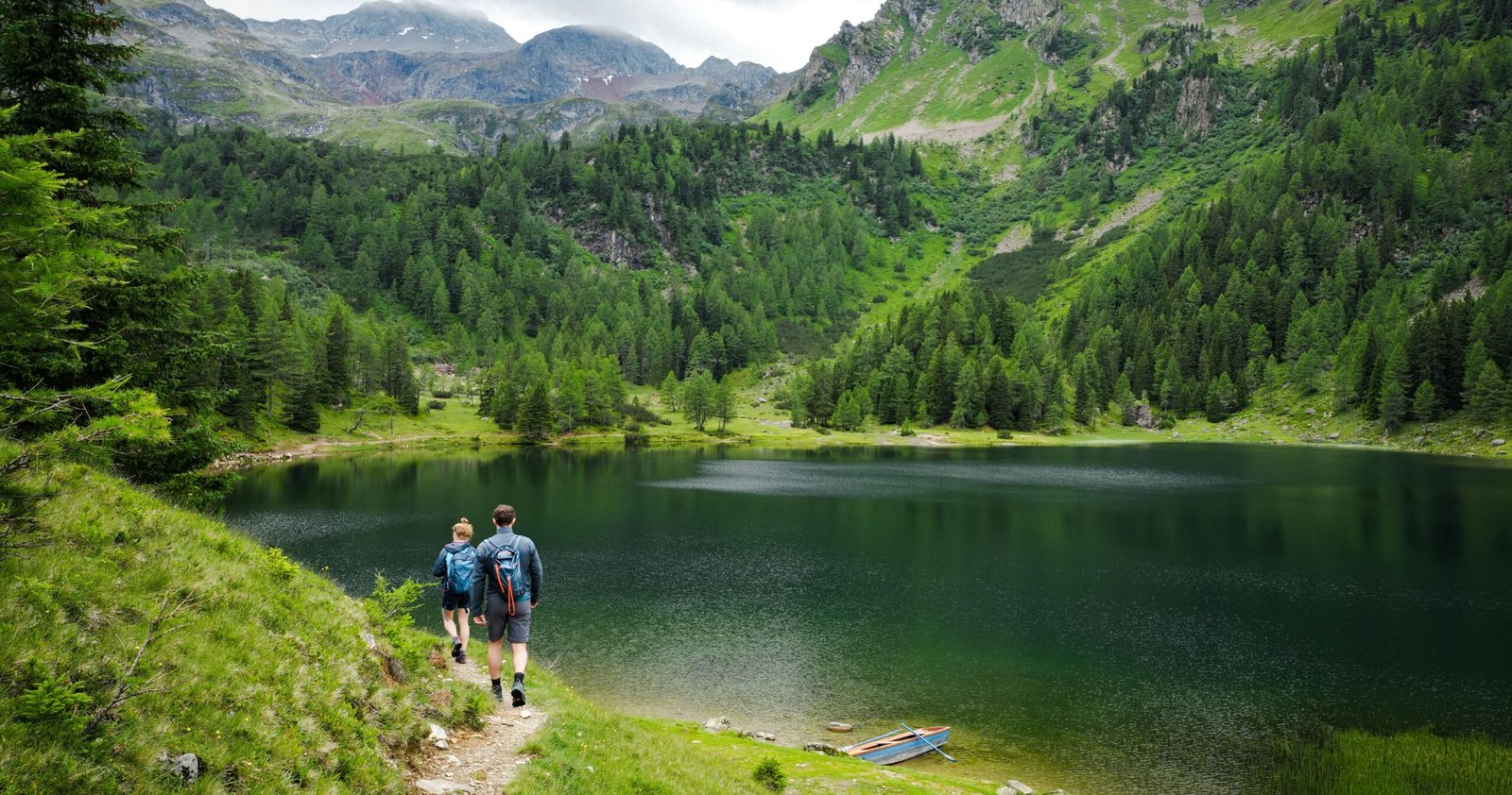 Zwei Personen beim Wandern in der Natur