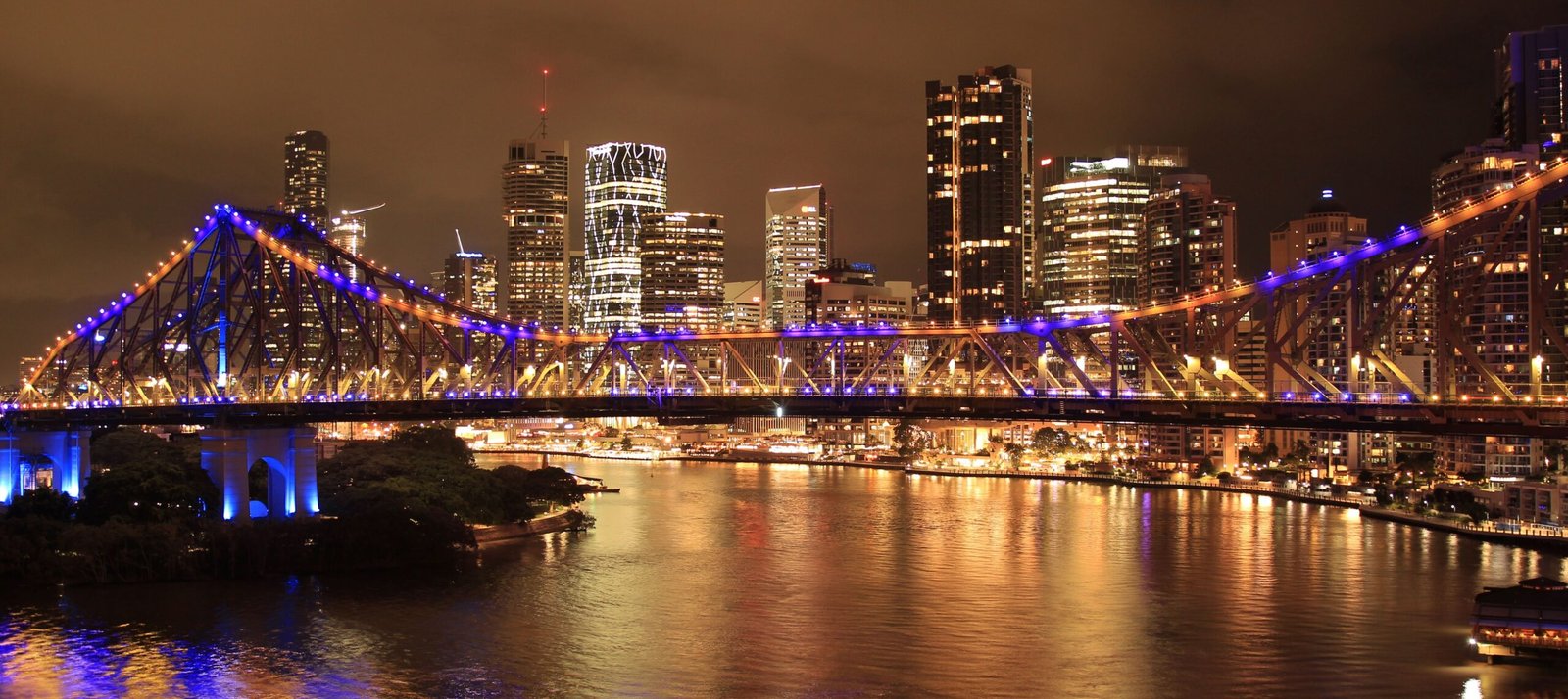 Brisbane nightlife – evening out in the city